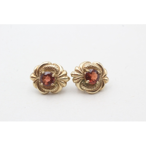 174 - 9ct gold garnet single stone stud earrings (2.2g)