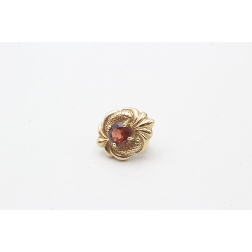 174 - 9ct gold garnet single stone stud earrings (2.2g)