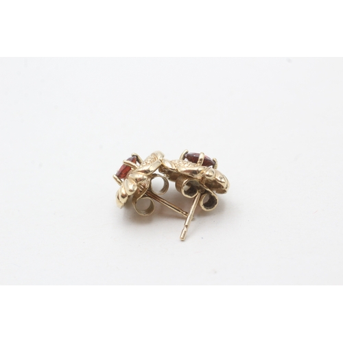 174 - 9ct gold garnet single stone stud earrings (2.2g)