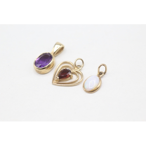 177 - 3 x 9ct gold opal, amethyst and garnet pendants (2.1g)