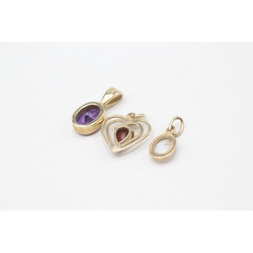 177 - 3 x 9ct gold opal, amethyst and garnet pendants (2.1g)