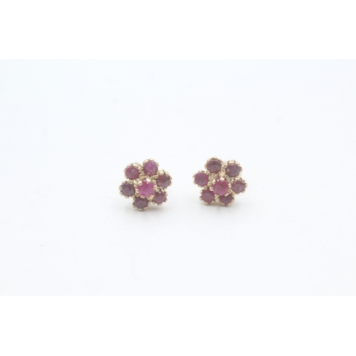 184 - 9ct gold ruby flower cluster stud earrings (0.7g)