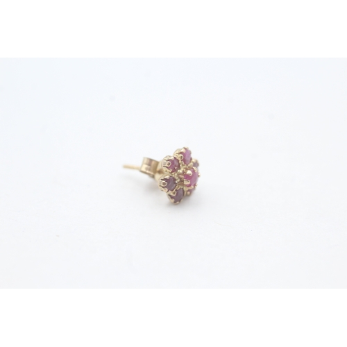 184 - 9ct gold ruby flower cluster stud earrings (0.7g)