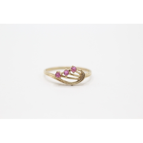 187 - 9ct gold ruby three stone ring (1g) Size N