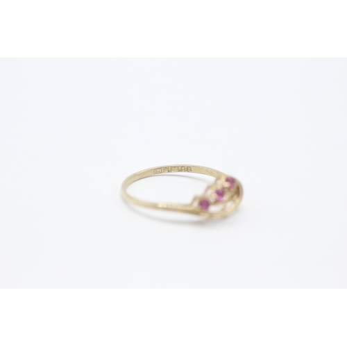 187 - 9ct gold ruby three stone ring (1g) Size N