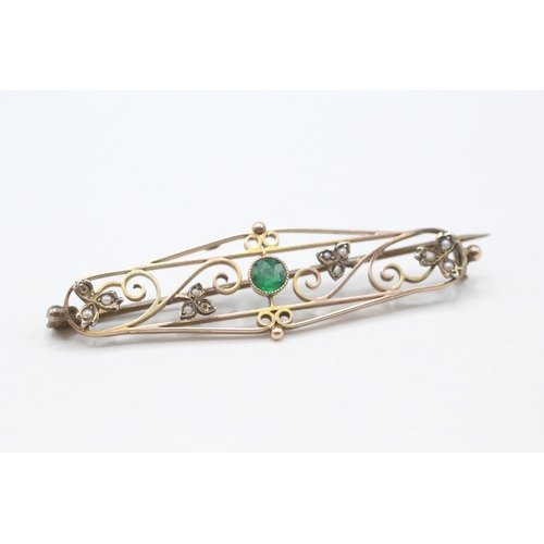 189 - 9ct gold green paste and seed pearl twist bar brooch (3.7g)