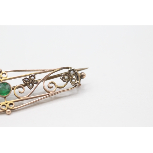 189 - 9ct gold green paste and seed pearl twist bar brooch (3.7g)