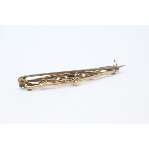 189 - 9ct gold green paste and seed pearl twist bar brooch (3.7g)