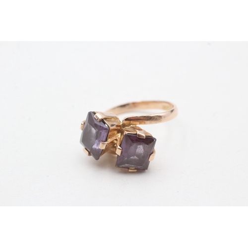 190 - 9ct gold synthetic colour change sapphire toi et moi ring (3.5g) Size I