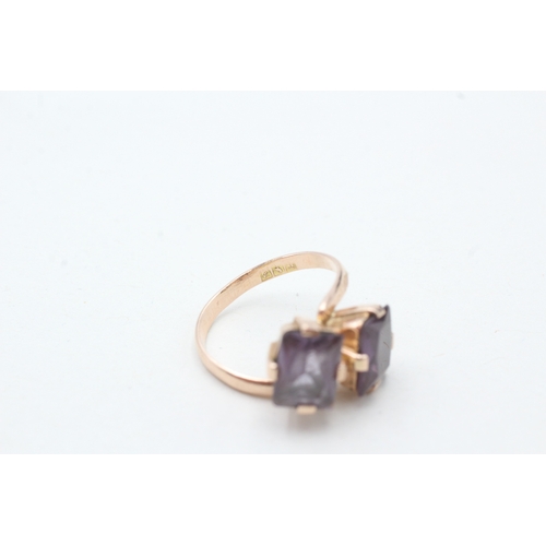 190 - 9ct gold synthetic colour change sapphire toi et moi ring (3.5g) Size I