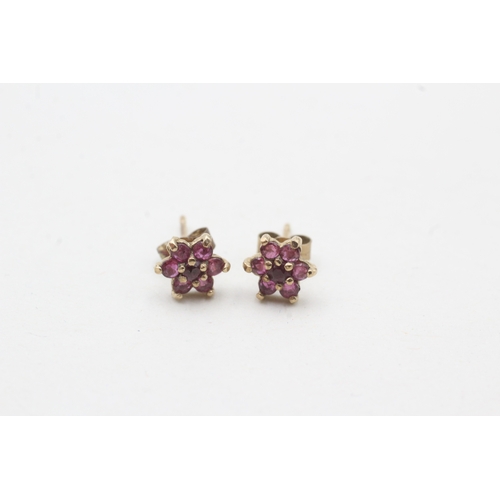 201 - 9ct gold ruby floral cluster stud earrings (0.6g)