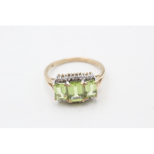 202 - 9ct gold peridot three stone ring with diamond accents (3g) Size R