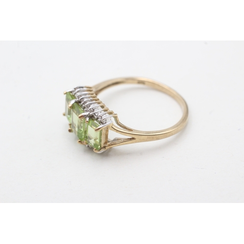 202 - 9ct gold peridot three stone ring with diamond accents (3g) Size R