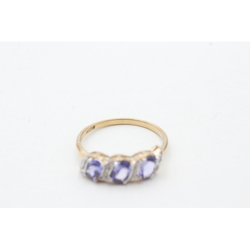 204 - 9ct gold tanzanite three stone ring with diamond accents (1.7g) Size N