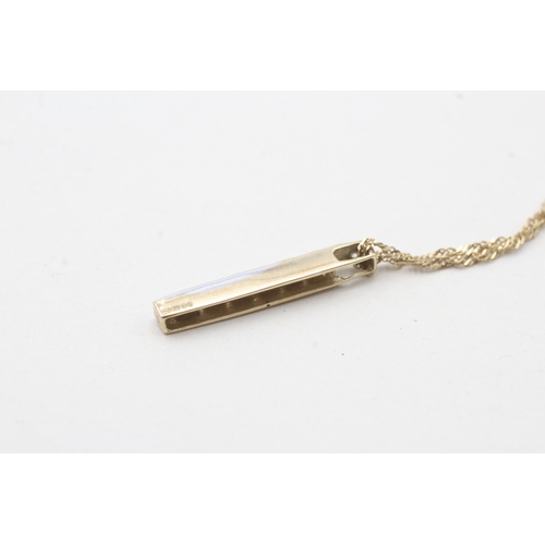 206 - 9ct gold diamond bar pendant necklace (1.6g)