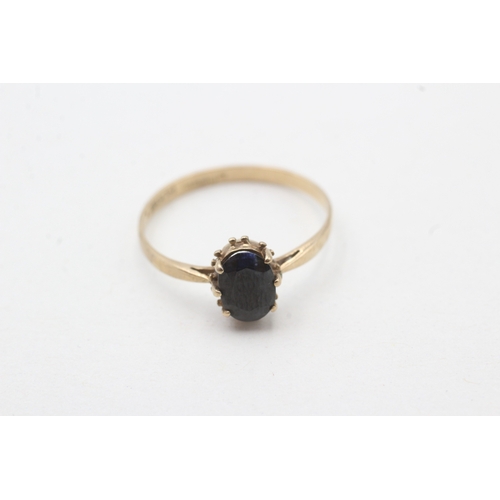 208 - 9ct gold sapphire single stone ring (1.1g) Size O 1/2