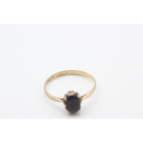 208 - 9ct gold sapphire single stone ring (1.1g) Size O 1/2