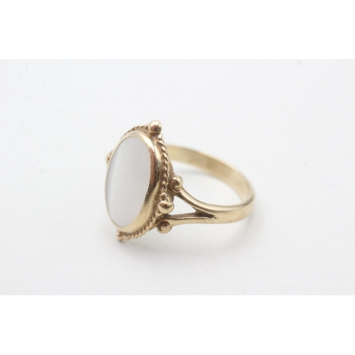 211 - 9ct gold mother of pearl dress ring (3.3g) Size N