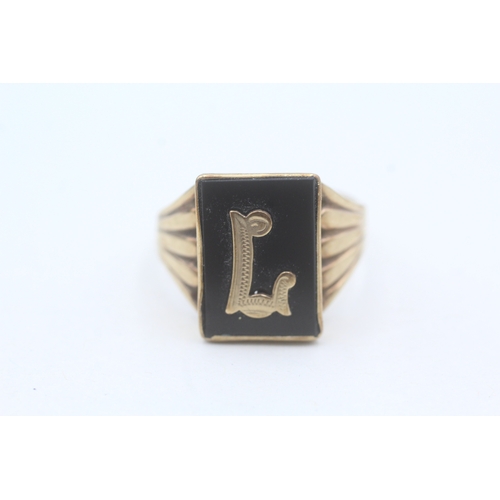 217 - 9ct gold and black onyx initial ring (4.1g) Size R