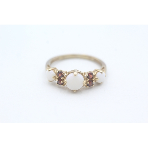 218 - 9ct gold opal and garnet ring (2.1g) Size P