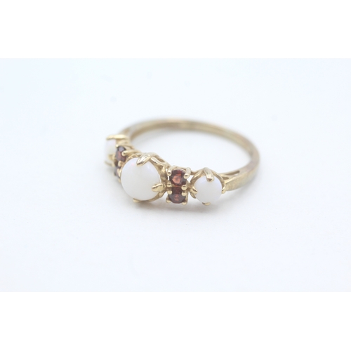 218 - 9ct gold opal and garnet ring (2.1g) Size P