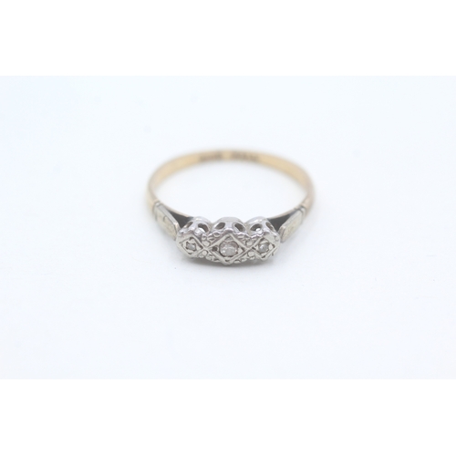 220 - 9ct gold and palladium diamond ring (1.7g) Size M 1/2