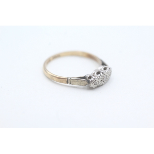 220 - 9ct gold and palladium diamond ring (1.7g) Size M 1/2