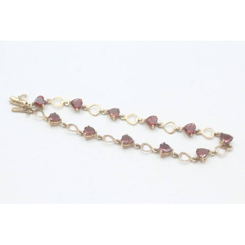 222 - 9ct gold garnet heart shape bracelet (4.5g)