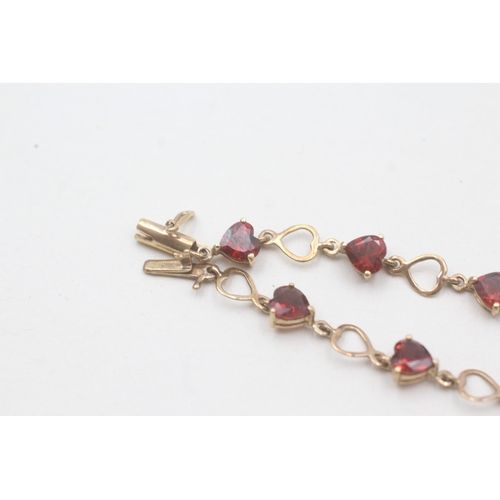 222 - 9ct gold garnet heart shape bracelet (4.5g)