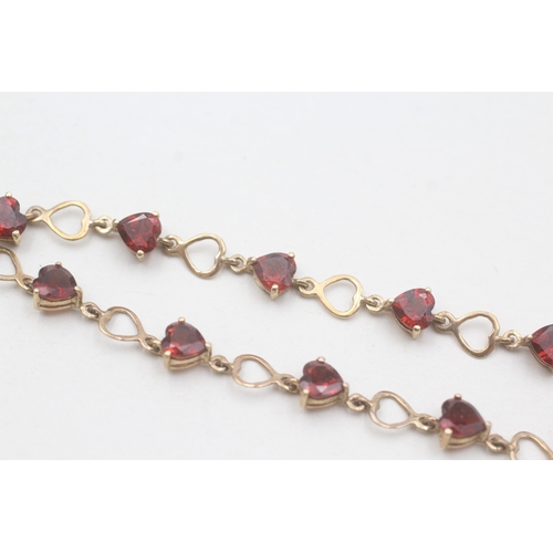 222 - 9ct gold garnet heart shape bracelet (4.5g)