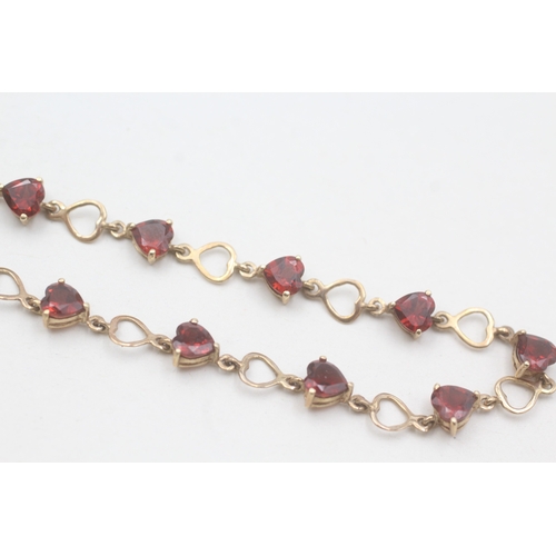 222 - 9ct gold garnet heart shape bracelet (4.5g)