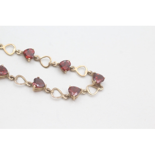 222 - 9ct gold garnet heart shape bracelet (4.5g)