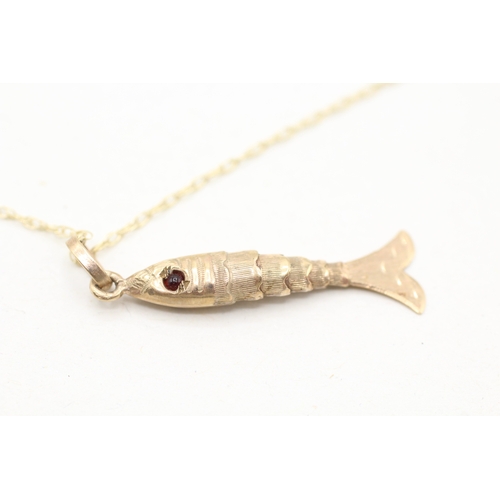 223 - 9ct gold red paste eyed fish pendant on chain (1.6g)