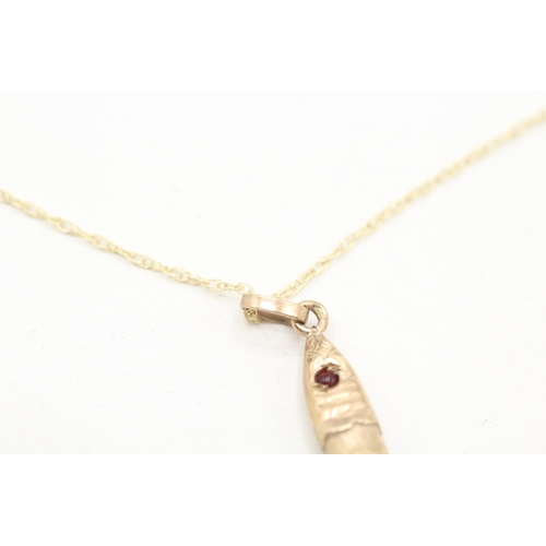 223 - 9ct gold red paste eyed fish pendant on chain (1.6g)