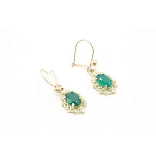 229 - 9ct gold chrysoprase drop earrings (1.3g)