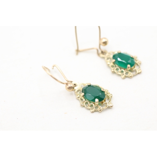 229 - 9ct gold chrysoprase drop earrings (1.3g)