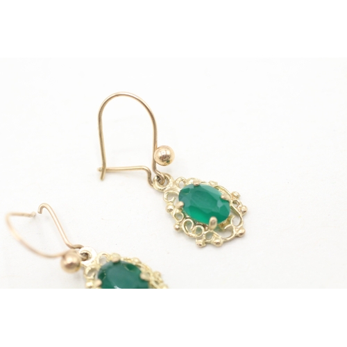 229 - 9ct gold chrysoprase drop earrings (1.3g)