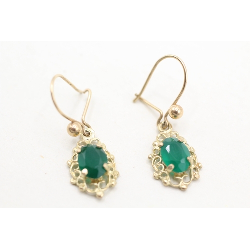 229 - 9ct gold chrysoprase drop earrings (1.3g)