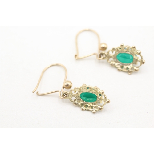 229 - 9ct gold chrysoprase drop earrings (1.3g)