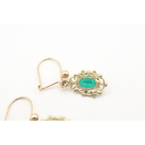 229 - 9ct gold chrysoprase drop earrings (1.3g)