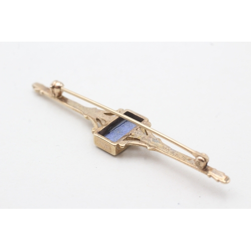 235 - 9ct gold lapis lazuli bar brooch (3.5g)