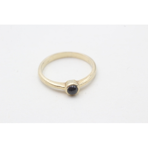 238 - 14ct gold round cabochon sapphire single stone ring (1.8g) Size K