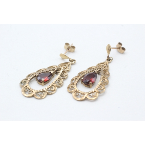 242 - 9ct gold garnet drop earrings (3g)