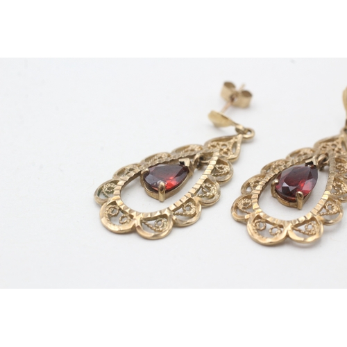 242 - 9ct gold garnet drop earrings (3g)