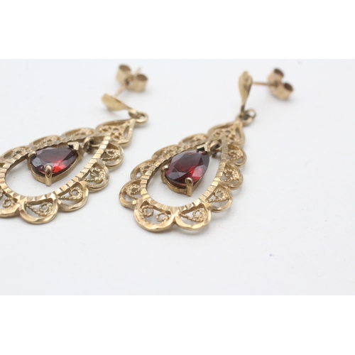 242 - 9ct gold garnet drop earrings (3g)