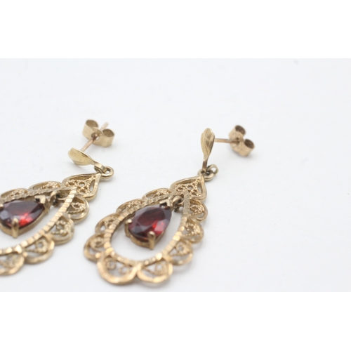 242 - 9ct gold garnet drop earrings (3g)