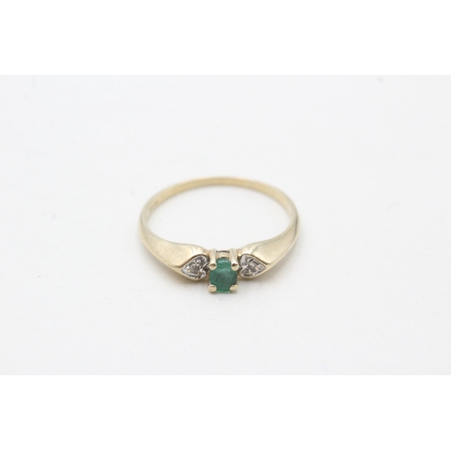 244 - 9ct gold diamond & emerald three stone ring (1.1g) Size L 1/2