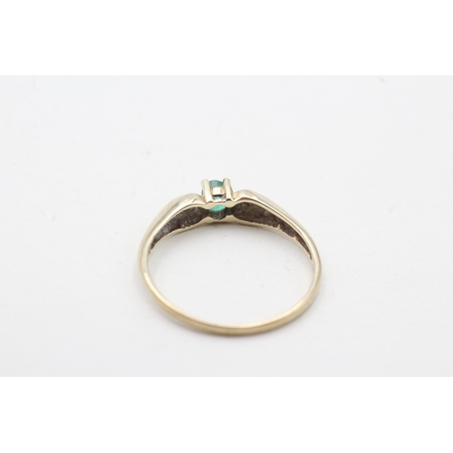 244 - 9ct gold diamond & emerald three stone ring (1.1g) Size L 1/2