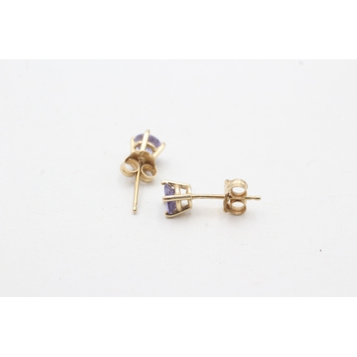 246 - 14ct gold tanzanite stud earrings (0.6g)