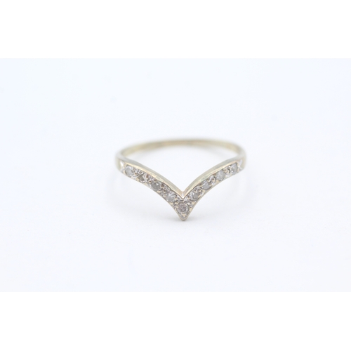 25 - 9ct gold diamond chevron ring (1g) Size M